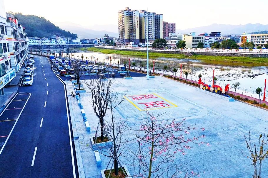 連平縣隆街鎮(zhèn)典型鎮(zhèn)建設(shè)項(xiàng)目順利通過竣工驗(yàn)收.jpg